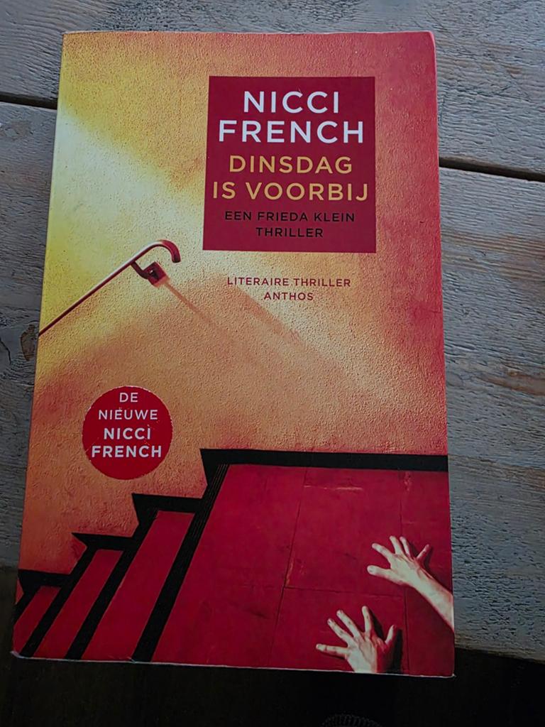 Nicci French - Dinsdag is voorbij, Ophalen of Verzenden, Zo goed als nieuw, Nicci French