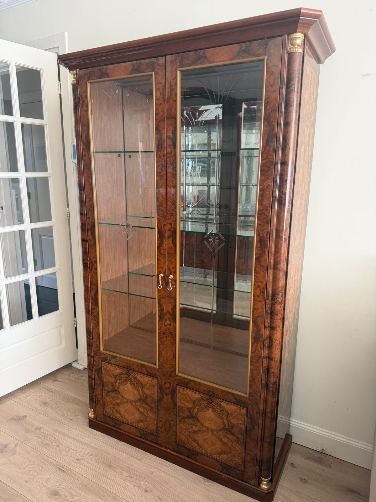 Prachtige Vitrinekast met Glazen Deuren en Planken, Ophalen, Gebruikt, 100 tot 150 cm, 200 cm of meer