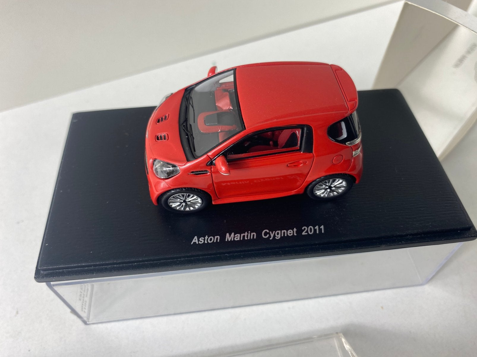1:43 ASTON MARTIN CYGNET-2011-( Toyota iQ carosserie), Hobby en Vrije tijd, Modelauto's | 1:43, Ophalen of Verzenden, Nieuw, Auto