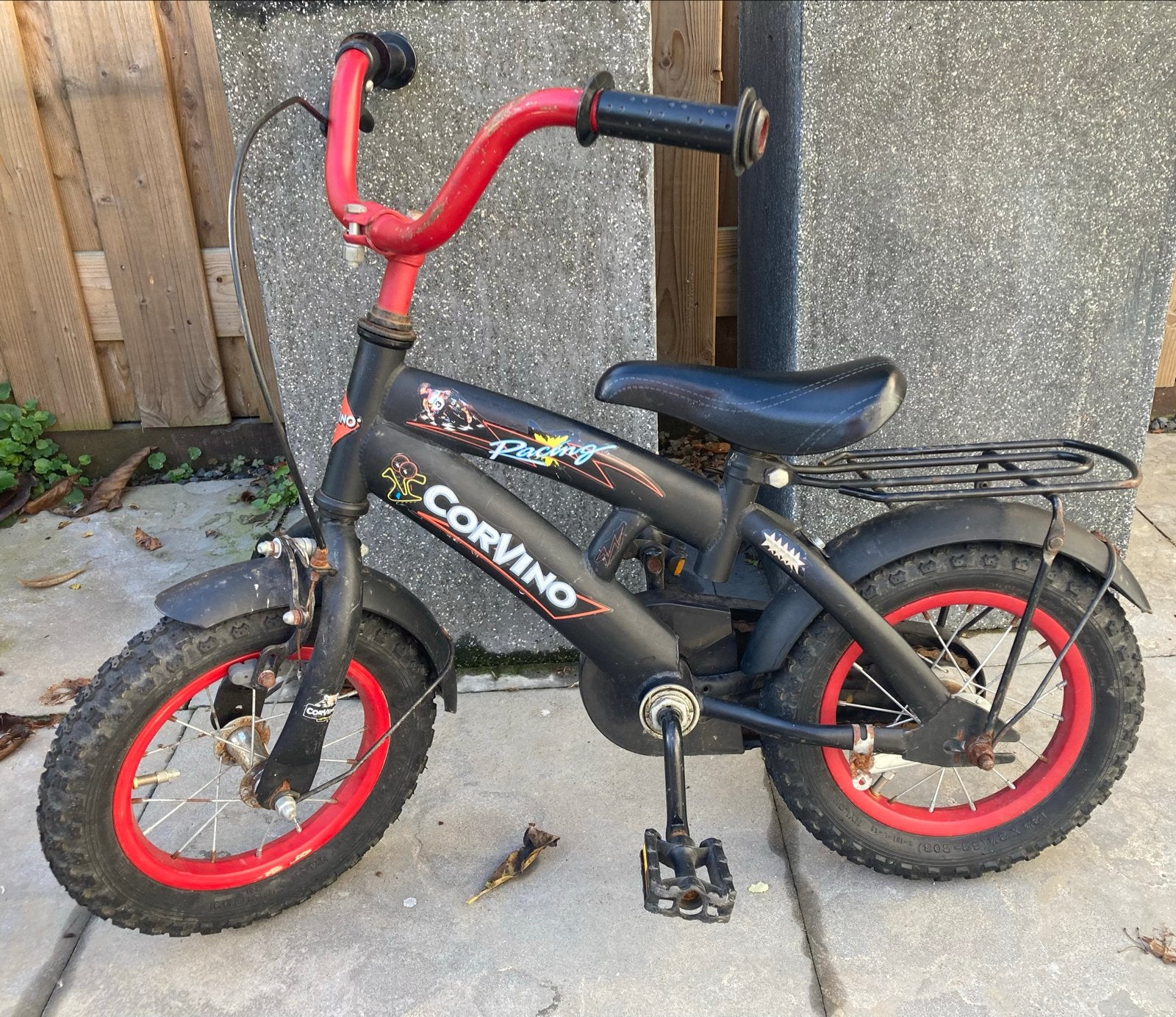 Kinderfiets Corvino Racing 12 1/2 inch - Zwart/Rood, Fietsen en Brommers, Ophalen, Gebruikt, Terugtraprem, Minder dan 16 inch