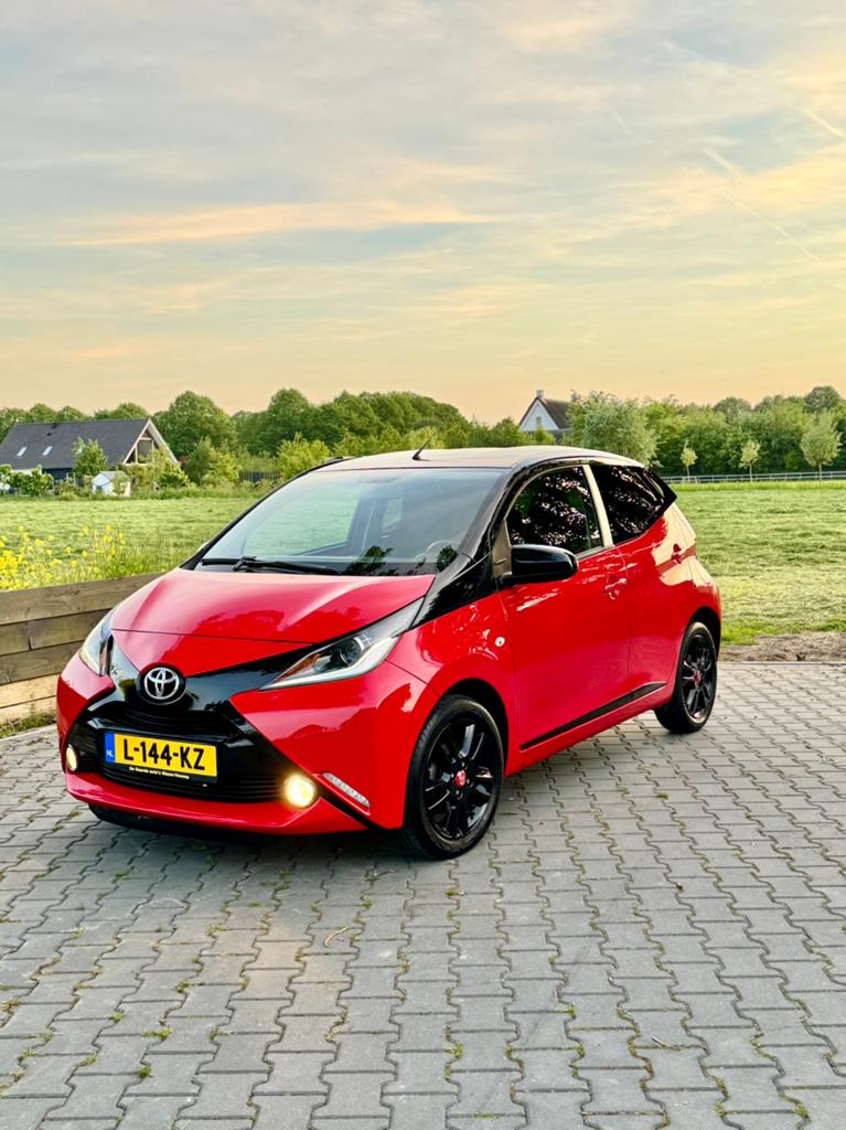 Toyota Aygo 1.0 Vvt-i 69pk 5D 2018 Rood, Voorwielaandrijving, 4 stoelen, 24 km/l, Handgeschakeld