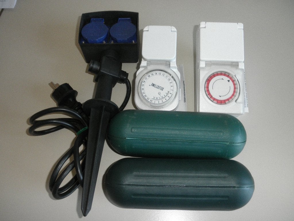 Tuinspies +2  Waterdichte tijdschakelklokken.+ 2 Safe boxen, Ophalen of Verzenden, 50 tot 250 watt, Waterbestendig, Netvoeding