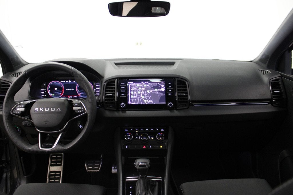 Skoda Karoq 1.5 TSI ACT Sportline Business (bj 2025), Auto's, Skoda, Stof, 4 cilinders, 150 pk, 1317 kg