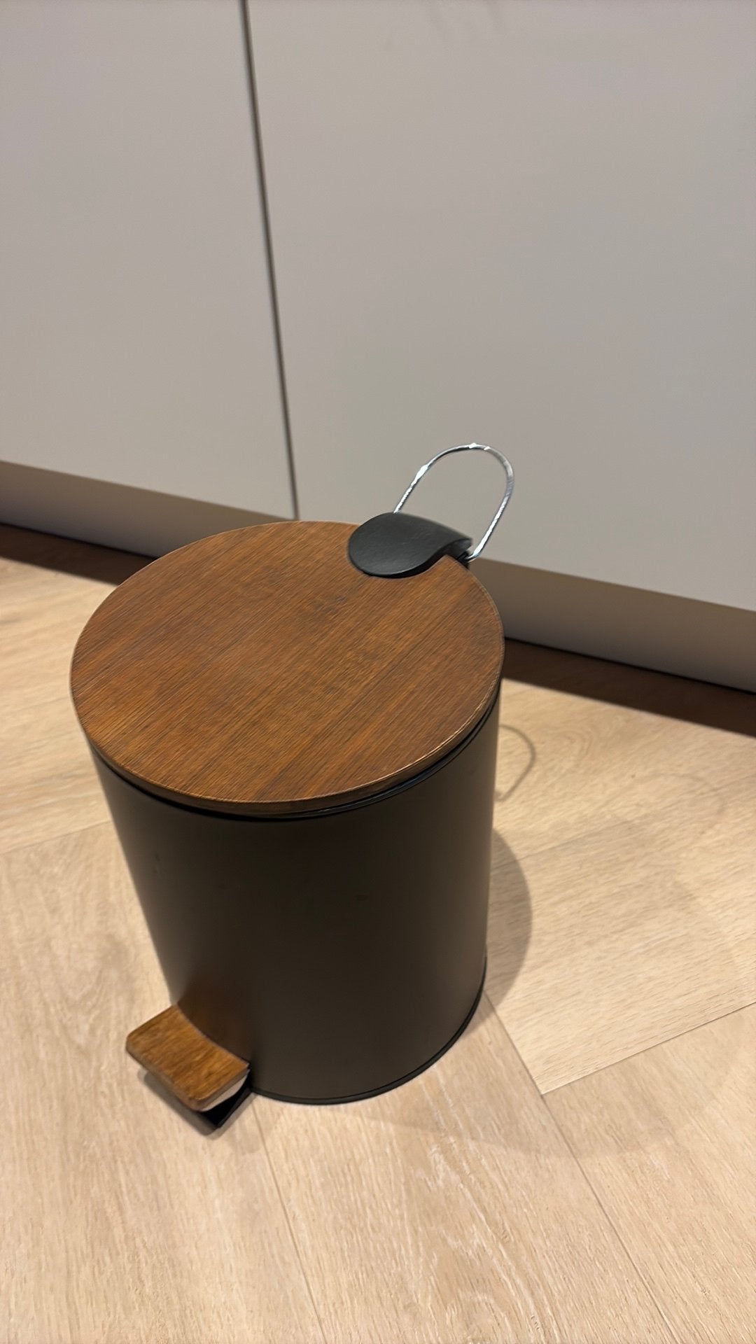 Zwart metalen prullenbak badkamer walnoot, Ophalen of Verzenden, Zo goed als nieuw, Metaal