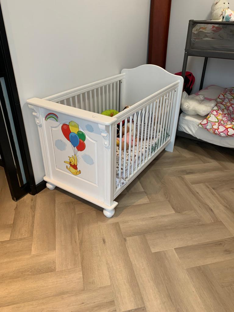 Wit kinderbedje met eventueel matrasje., Kinderen en Baby's, Kinderkamer | Complete kinderkamers, Ophalen of Verzenden, Zo goed als nieuw