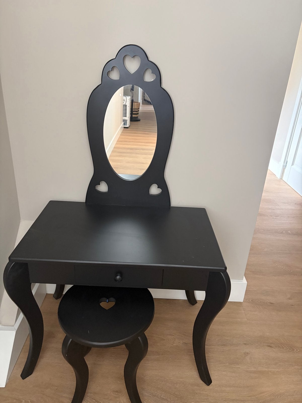 Zwarte kaptafel met spiegel en krukje - hartjes design, Ophalen, Gebruikt, 100 tot 150 cm, 50 tot 100 cm