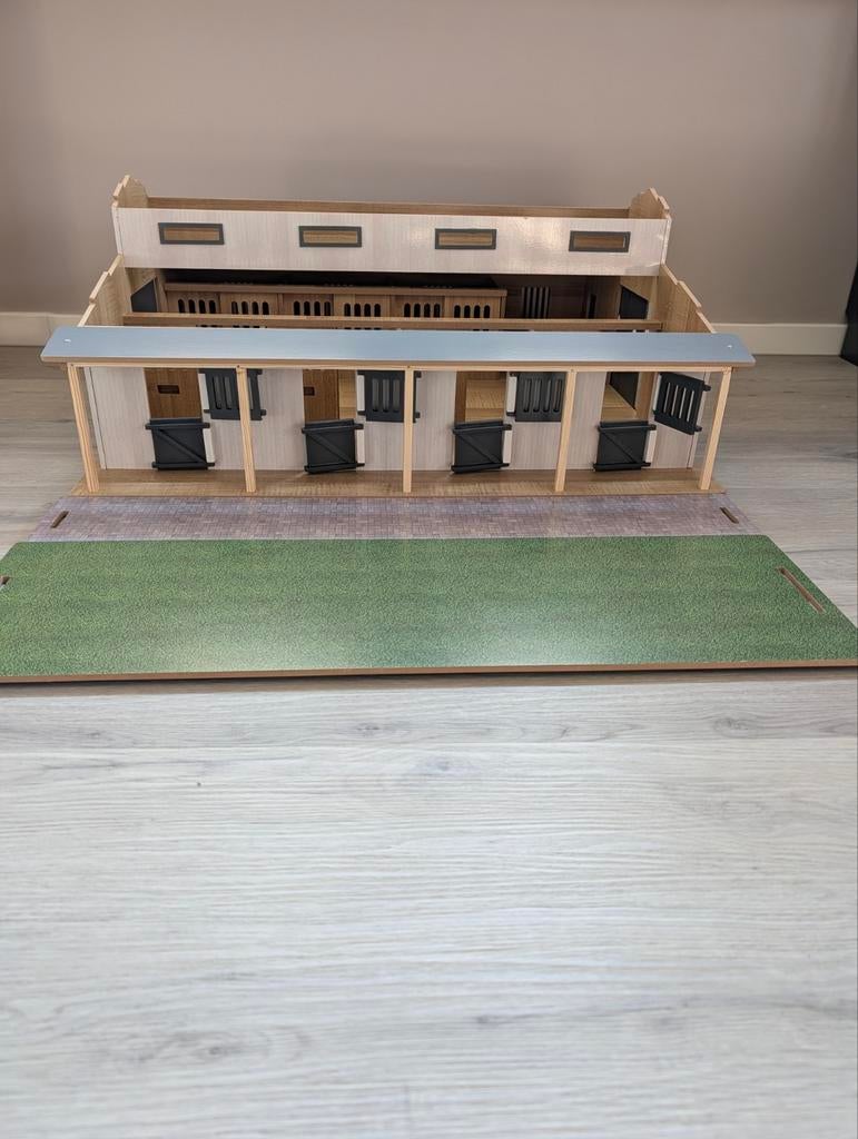 Nieuwe Kids Globe Houten Paardenstal (1:24) – 7 Boxen & W, Kinderen en Baby's, Speelgoed | Houten speelgoed, Ophalen, Nieuw, Overige typen