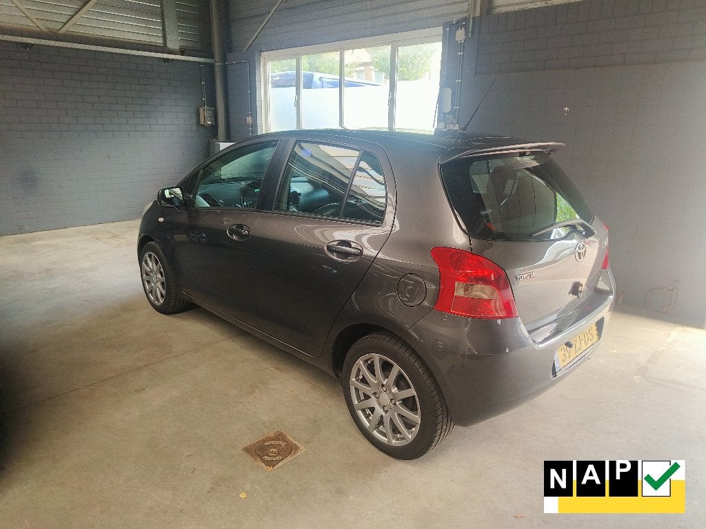 Toyota Yaris 1.3 16V Vvt-i 5DR 2008 LEDEREN BEKLEDING !, Auto's, Toyota, Voorwielaandrijving, 40 €/maand, Zwart, 4 cilinders