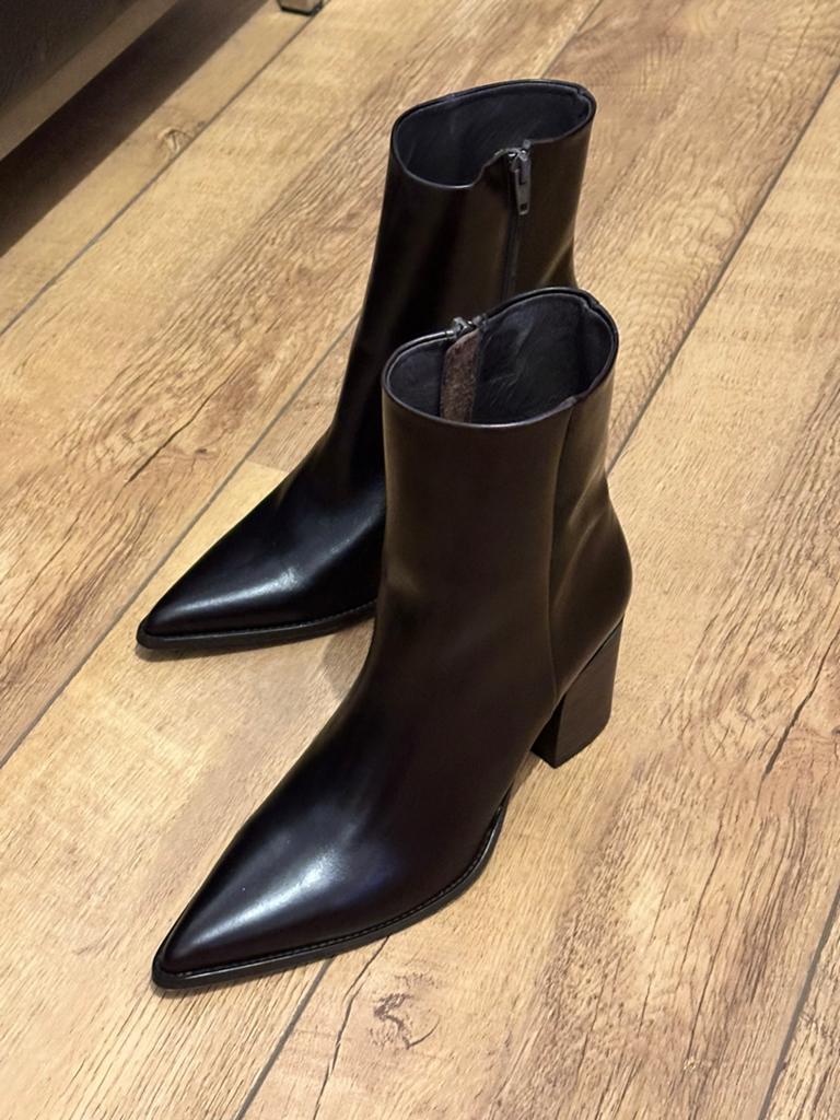 hele mooie dames laarzen Jonak Paris 40, Kleding | Dames, Schoenen, Ophalen of Verzenden, Zo goed als nieuw, Zwart, Hoge laarzen