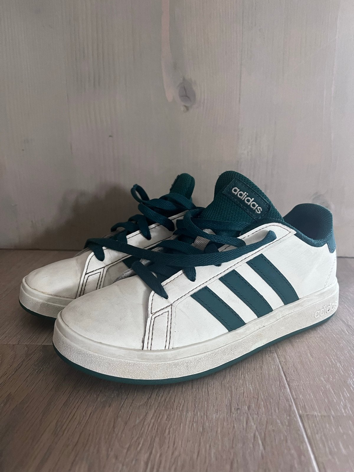 Adidas sneakers wit met donkergroen, maat 33, Ophalen of Verzenden, Gebruikt, Jongen of Meisje