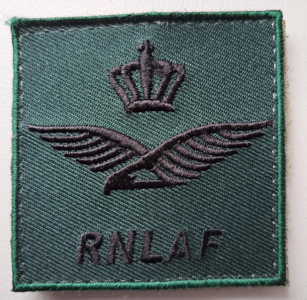Borstembleem: KLu-embleem met opdruk RNLAF - 5,5 x 5.5 cm., Verzenden, Luchtmacht, Nederland, Embleem of Badge