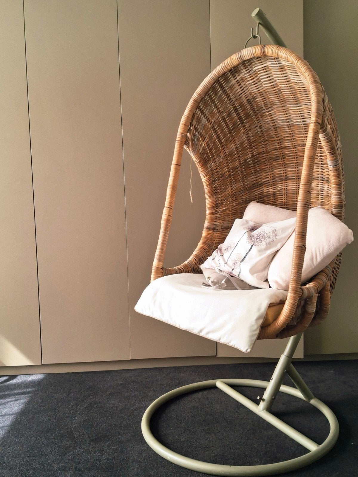 Rotan hangstoel met standaard, Ophalen, Bohemian, Modern, Scandinavisch, Overige kleuren, Zo goed als nieuw