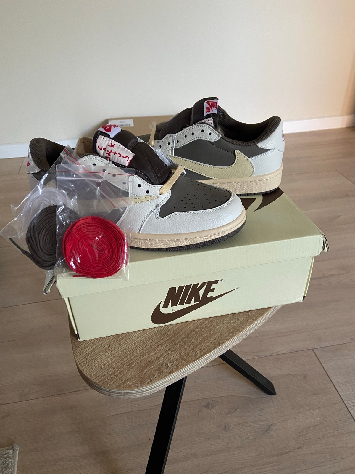 Travis Scott Mocha Jordan 1 Low - maat 41, Ophalen of Verzenden, Zo goed als nieuw, Bruin, Sneakers of Gympen