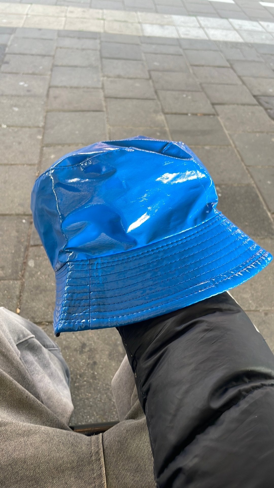 Blauwe Glanzende Buckethat - Stijlvol en Trendy, Ophalen of Verzenden, Gedragen, One size fits all, Hoed