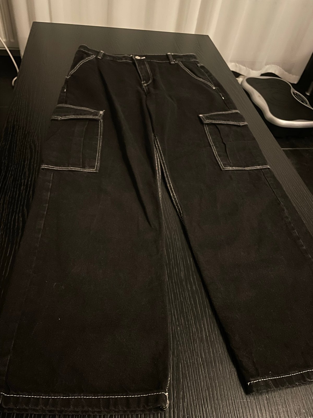 Bershka zwarte cargo broek met witte stiksels, Maat 38/40 (M), Verzenden, Zwart, Zo goed als nieuw