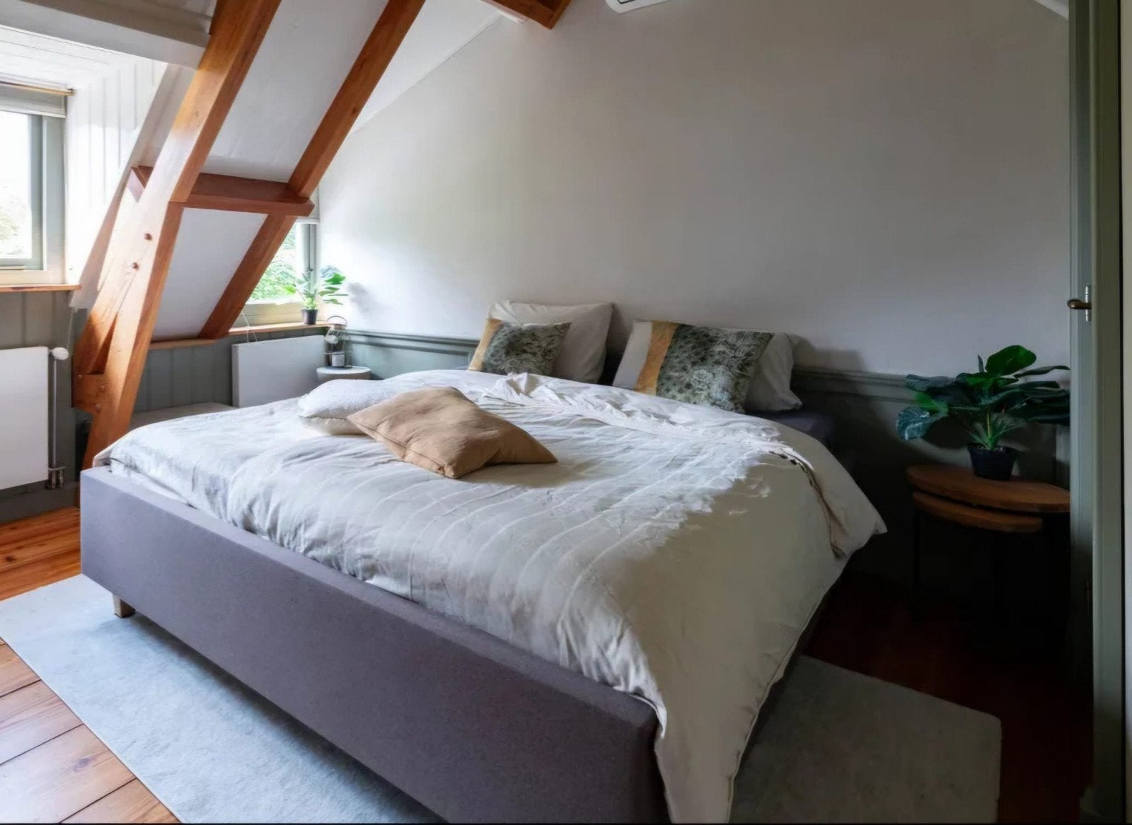Tweepersoonsbed met grijze stoffen ombouw, Huis en Inrichting, Gebruikt, Tweepersoons, Ophalen of Verzenden, 180 cm