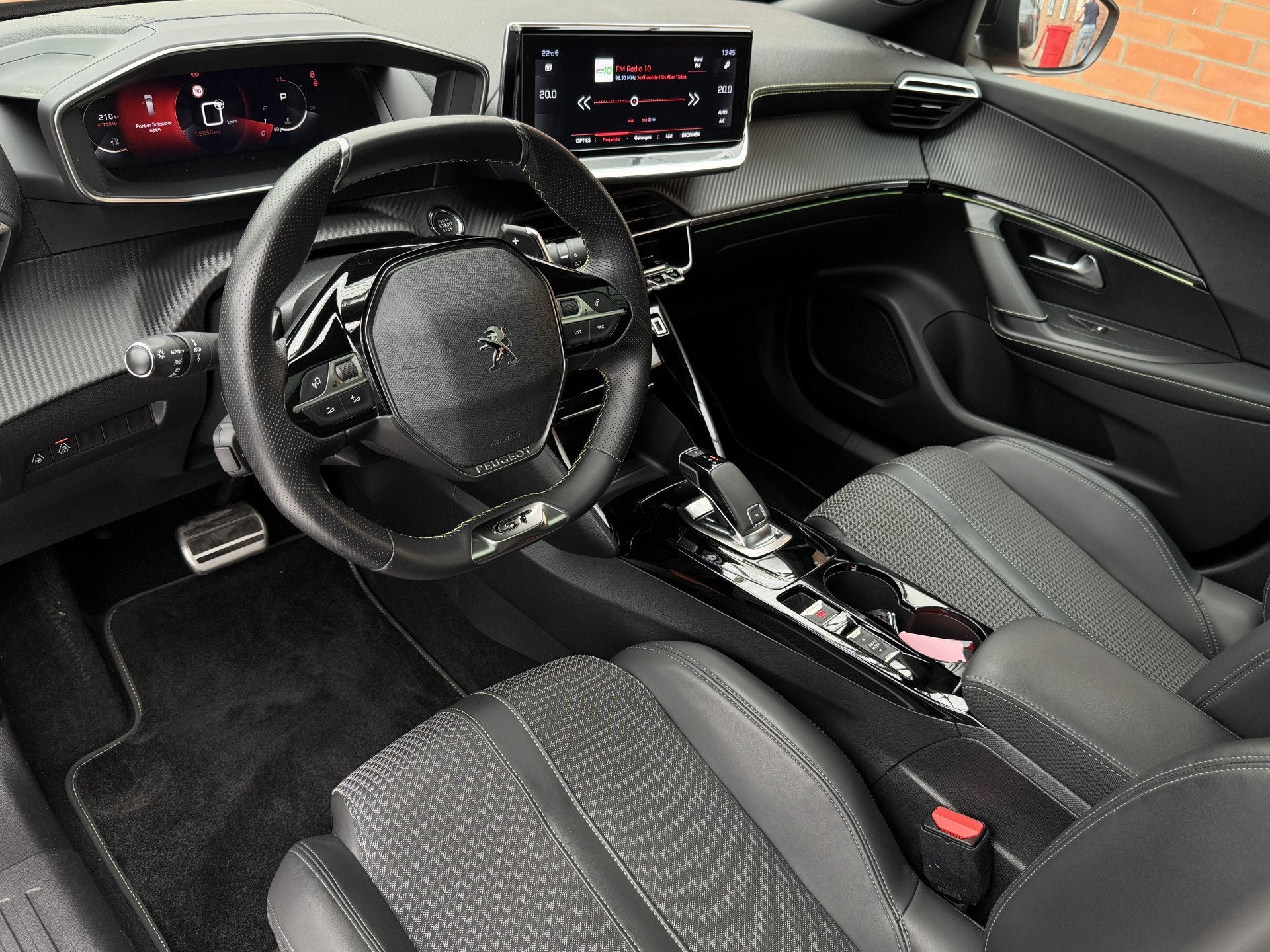 Peugeot 2008 PureTech 130 Automaat GT-Line | Trekhaak afneem, Auto's, 12 maanden, Gebruikt, Leder en Stof, Origineel Nederlands