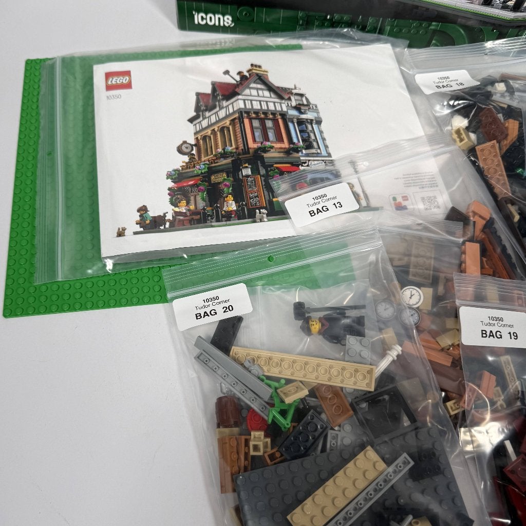 LEGO Icons 10350 Tudor Corner, Kinderen en Baby's, Speelgoed | Duplo en Lego, Compleet, Lego, Ophalen of Verzenden, Zo goed als nieuw