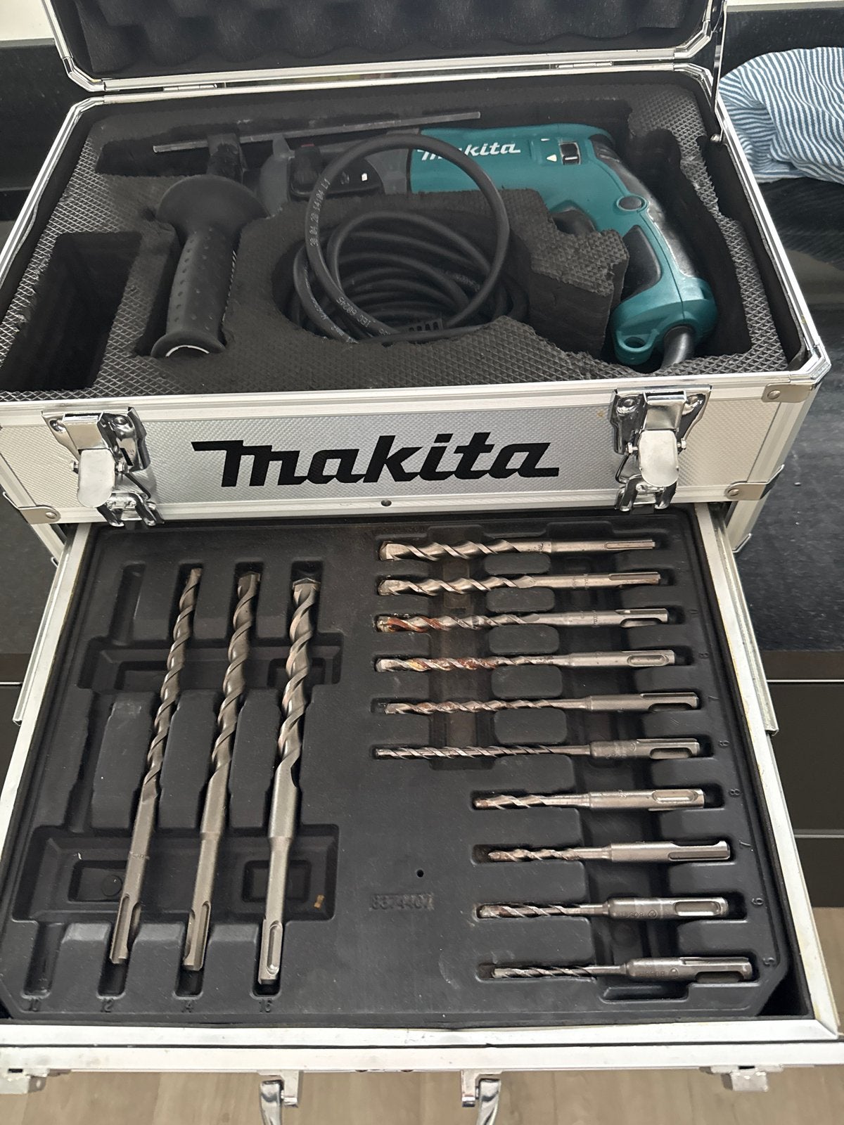 Makita HR2230 Boorhamer met koffer en borenset, Doe-het-zelf en Verbouw, Boor- en/of Breekhamer, Ophalen of Verzenden, Klopboormechanisme