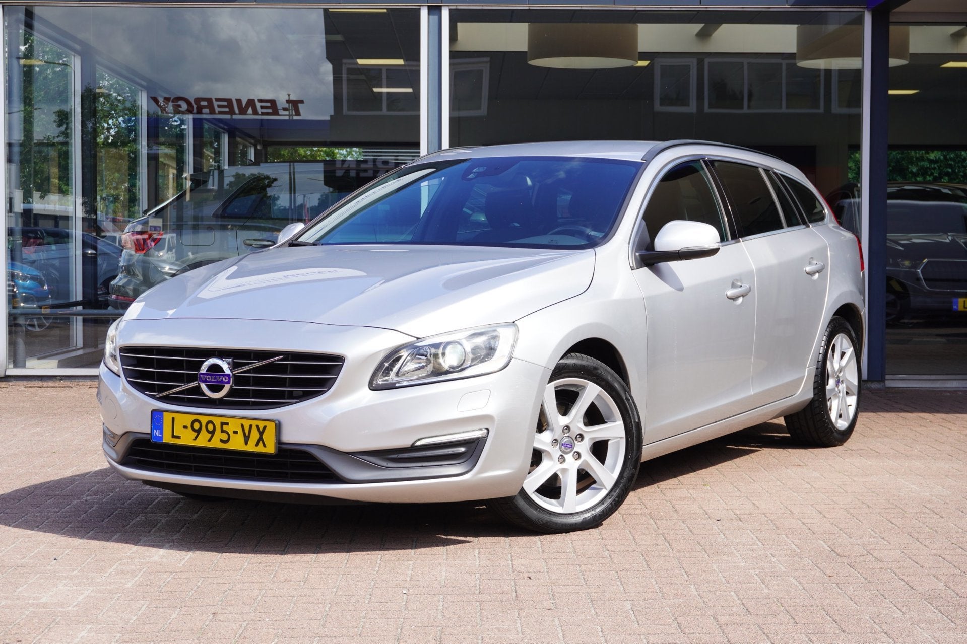 Volvo V60 1.6 T3 Momentum Automaat | Airco | Navigatie | Ele, Stof, Gebruikt, Zwart, 4 cilinders
