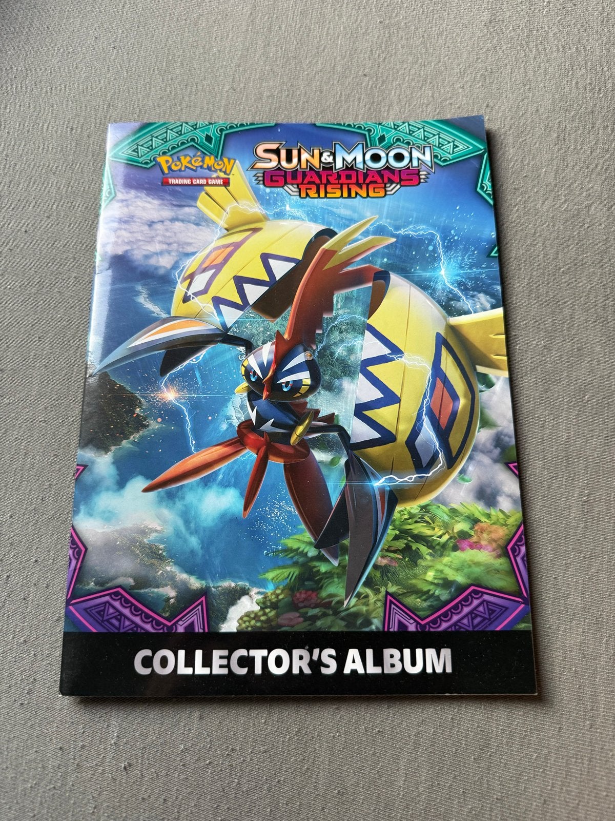 Pokémon Sun & Moon Guardians Rising Collector's Album, Ophalen of Verzenden, Zo goed als nieuw, Boek of Catalogus, Foil