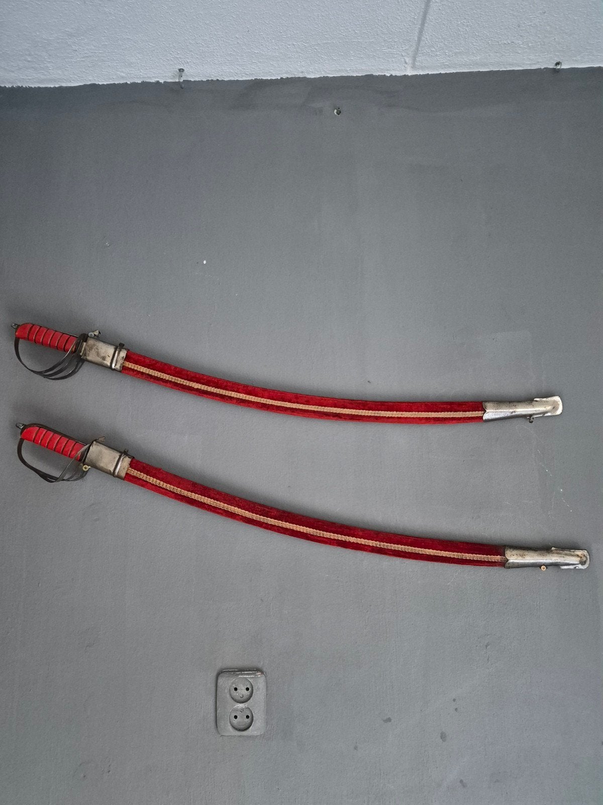 Twee sabels met rode fluwelen schede, Ophalen, Overige soorten, Overige gebieden, Zwaard of Sabel