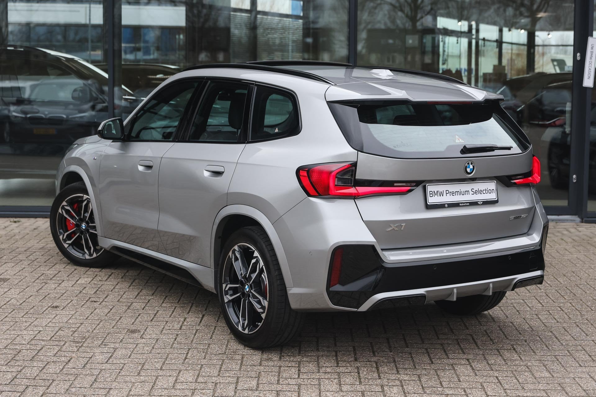 BMW X1 sDrive18i M Sport Automaat / Panoramadak / Sportstoel, Dealer onderhouden, 136 pk, Gebruikt, Met garantie (alle)