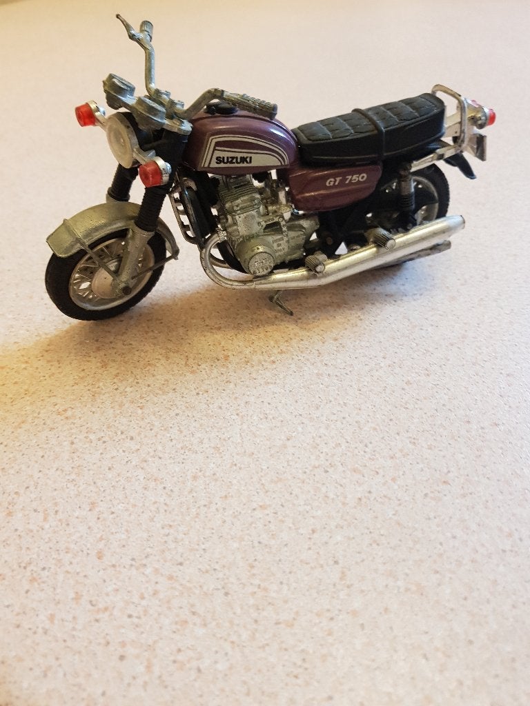 Te koop prachtig motor SUZUKI 750 GT uniek 1:24 nieuwstaat!!, Ophalen of Verzenden, Zo goed als nieuw, Motor, Overige merken