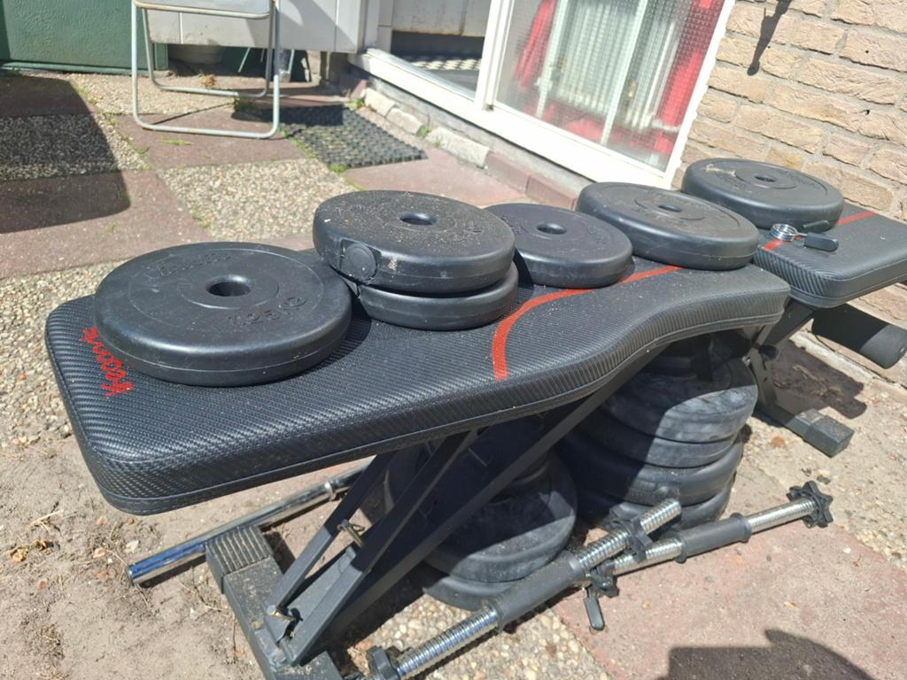 Fitnessbank met halterstangen en gewichten, Ophalen of Verzenden, Gebruikt, Benen, Fitnessbank