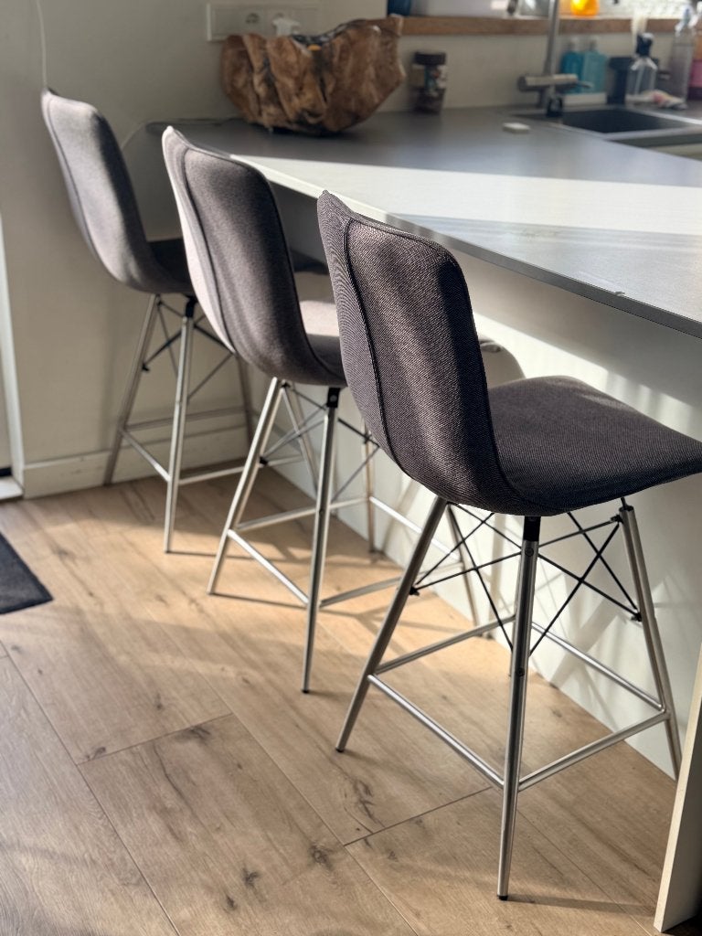 3x XOOON Celine barstoelen / woonkrukken – grijs – RVS, Ophalen, Draaibaar, Gebruikt, 60 tot 90 cm
