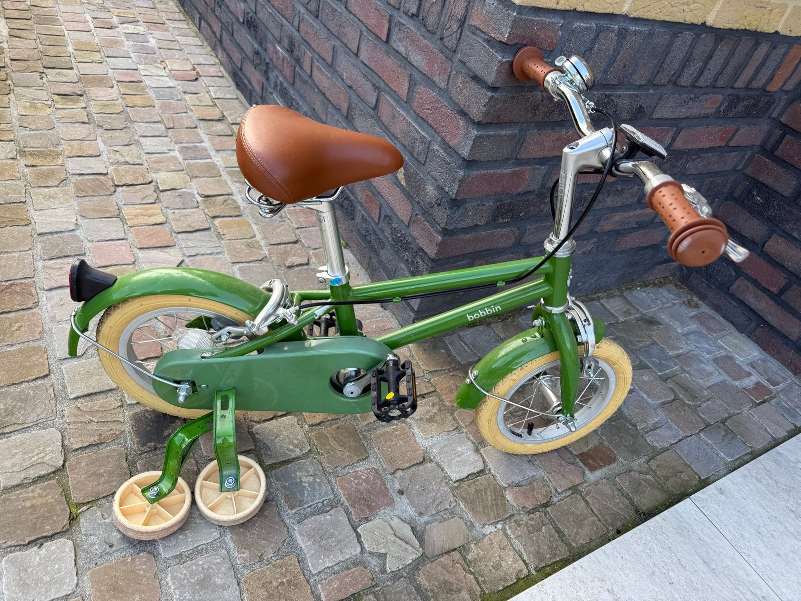Bobbin kinderfiets met zijwieltjes - Zo goed als nieuw, Fietsen en Brommers, Ophalen, Zijwieltjes, Velgrem, Minder dan 16 inch