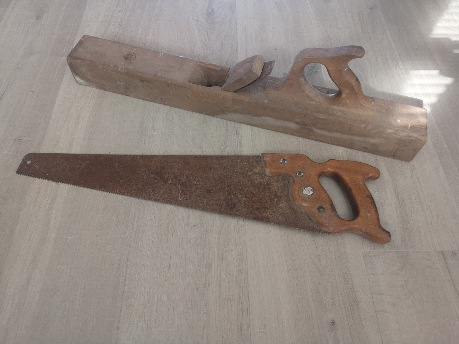 Oud gereedschap blokschaaf en zaag, Ophalen