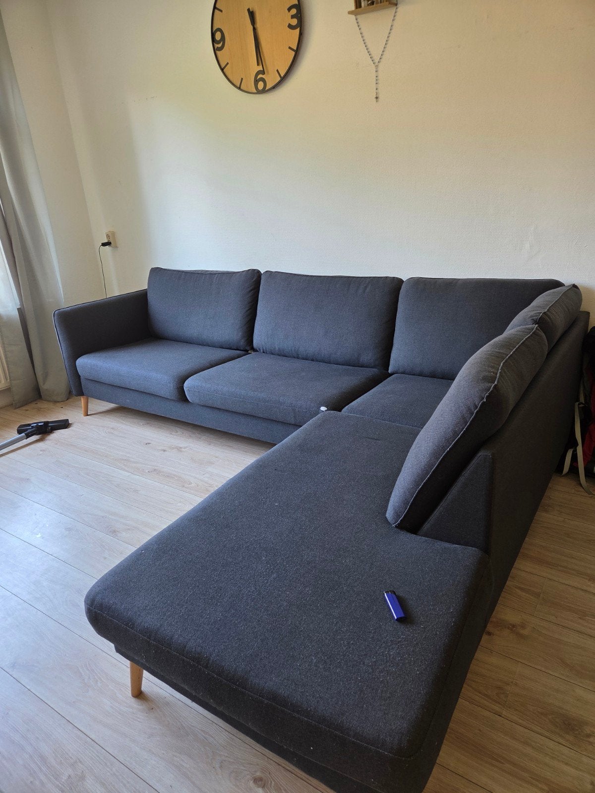 Comfortabele donkergrijze hoekbank in goede staat, Huis en Inrichting, Ophalen of Verzenden, Gebruikt, Hout, Hoekdank