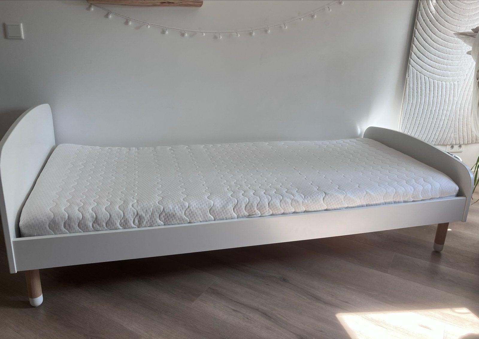 Wit eenpersoonsbed met lattenbodem en matras, Ophalen, Gebruikt, 90 cm, Eenpersoons
