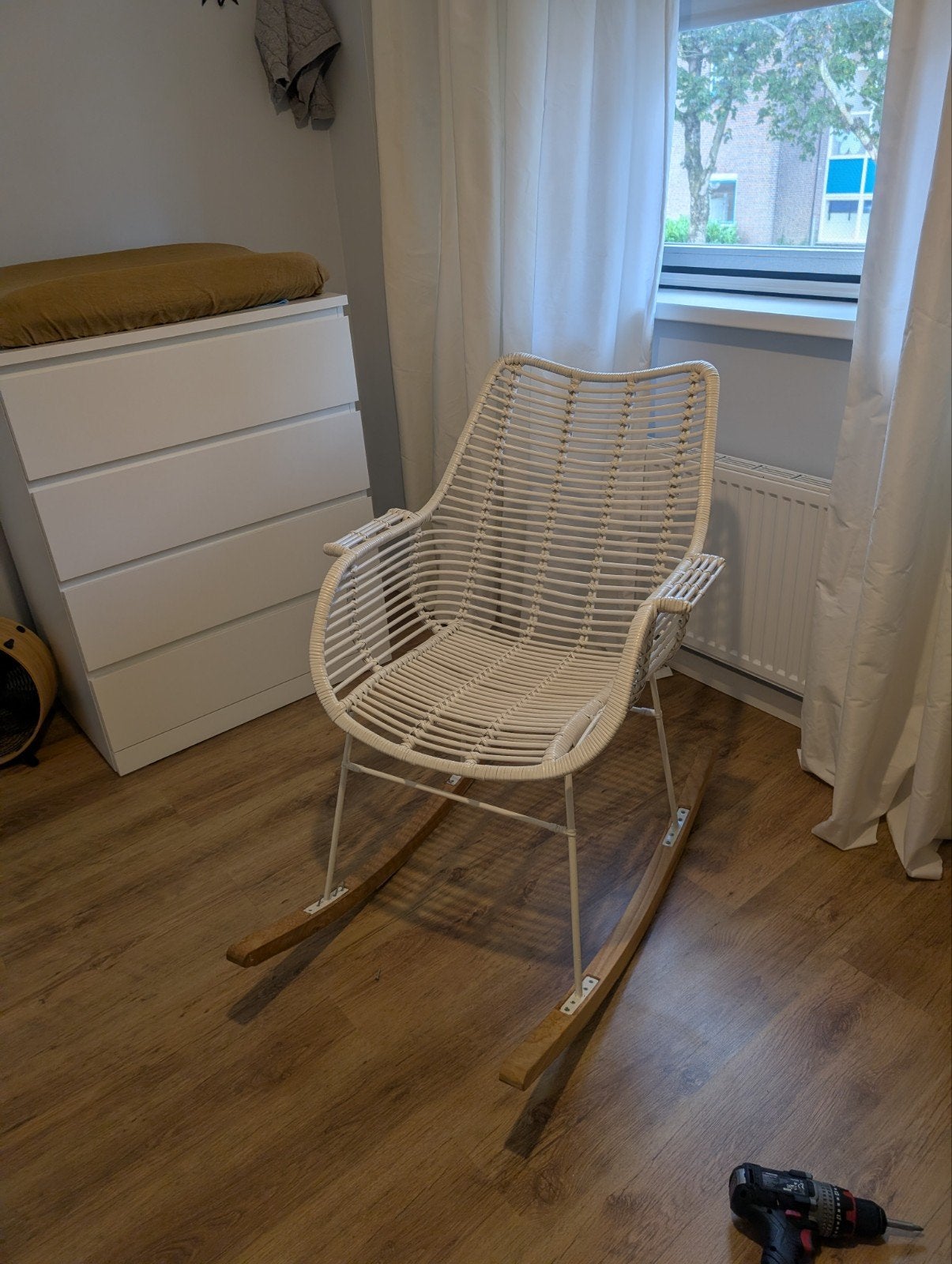 Witte schommelstoel van rotan en metaal, Ophalen, Gebruikt, Modern, Scandinavisch, Wit