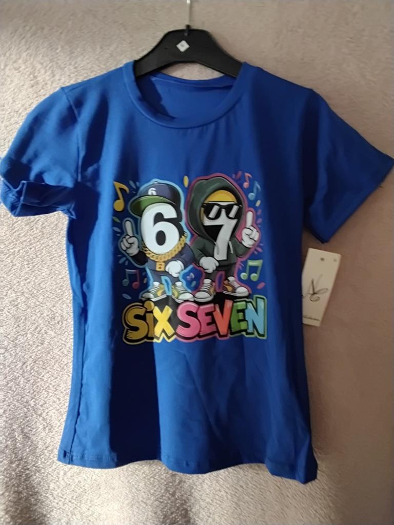 Blauw T-shirt met '67 Six Seven' print - Maat 128, Kinderen en Baby's, Kinderkleding | Maat 128, Jongen of Meisje, Nieuw, Ophalen of Verzenden