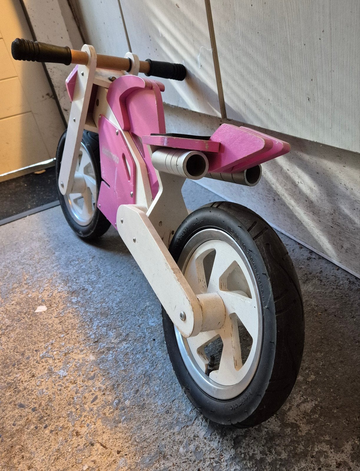 Houten loopfiets roze met luchtbanden - Kidimoto, Kinderen en Baby's, Ophalen, Gebruikt, Loopfiets