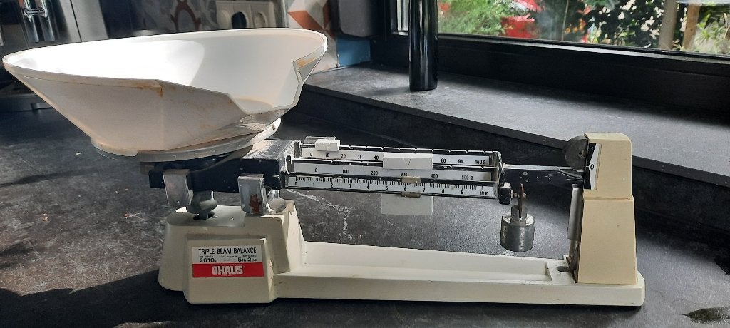 Bascule (Triple beam balance; merk: OHAUS), Ophalen, Zo goed als nieuw, Precisieweegschaal, Minder dan 50 kg