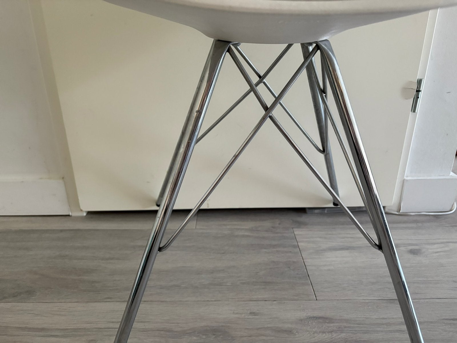 6 Witte kuipstoelen, waarvan 1 met gaatje in kussen, Huis en Inrichting, Stoelen, Ophalen, Kunststof, Gebruikt, Wit