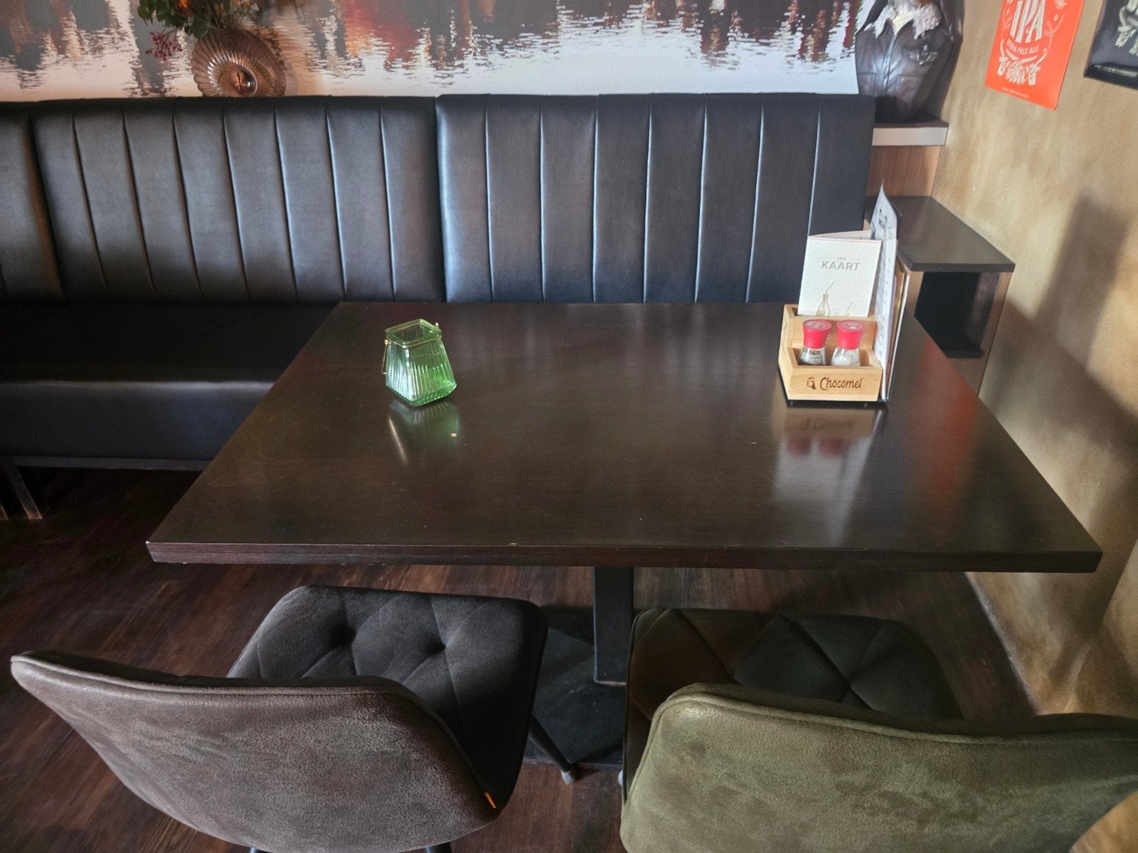 Twee oude eettafels, Ophalen