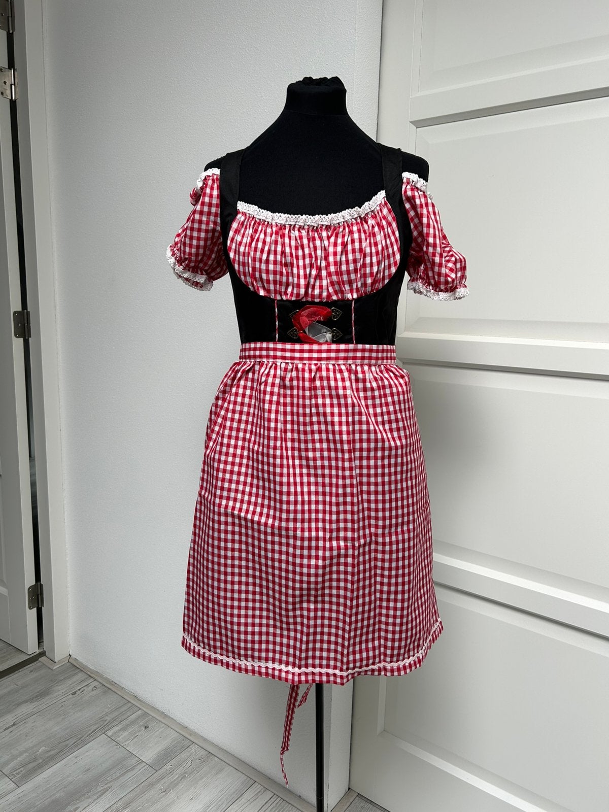Dirndl Anne Ruth rood, Nieuw, Ophalen of Verzenden, Overige thema's, Kleding