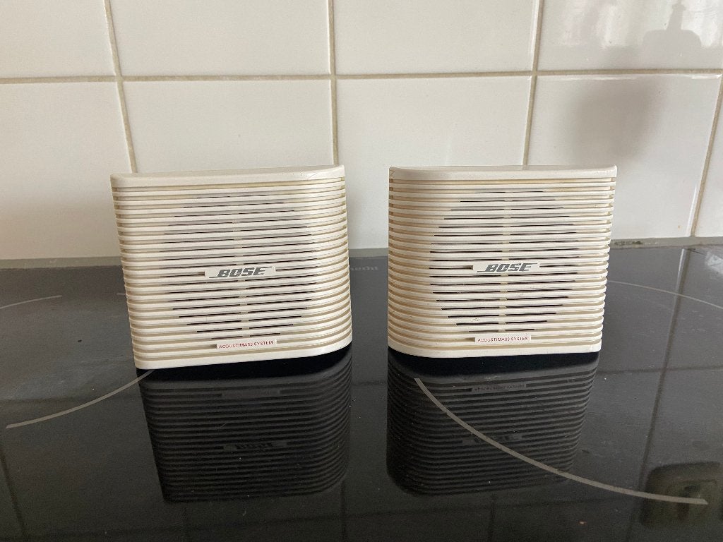 2 witte originele Acoustimass 3 Bose speakers