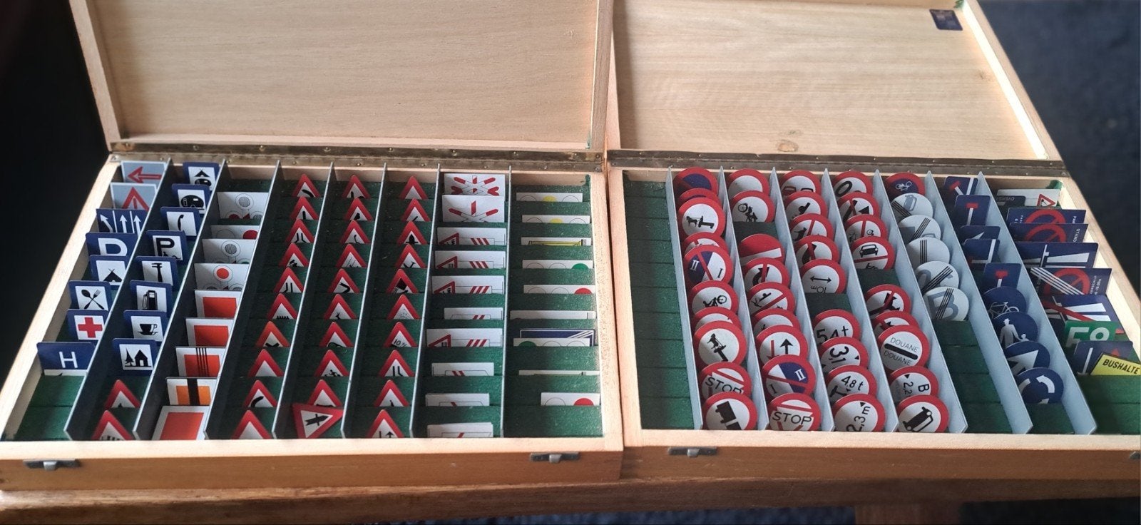 Oude leskisten met verkeersborden., Verzamelen, Retro, Verzenden, Huis en Inrichting
