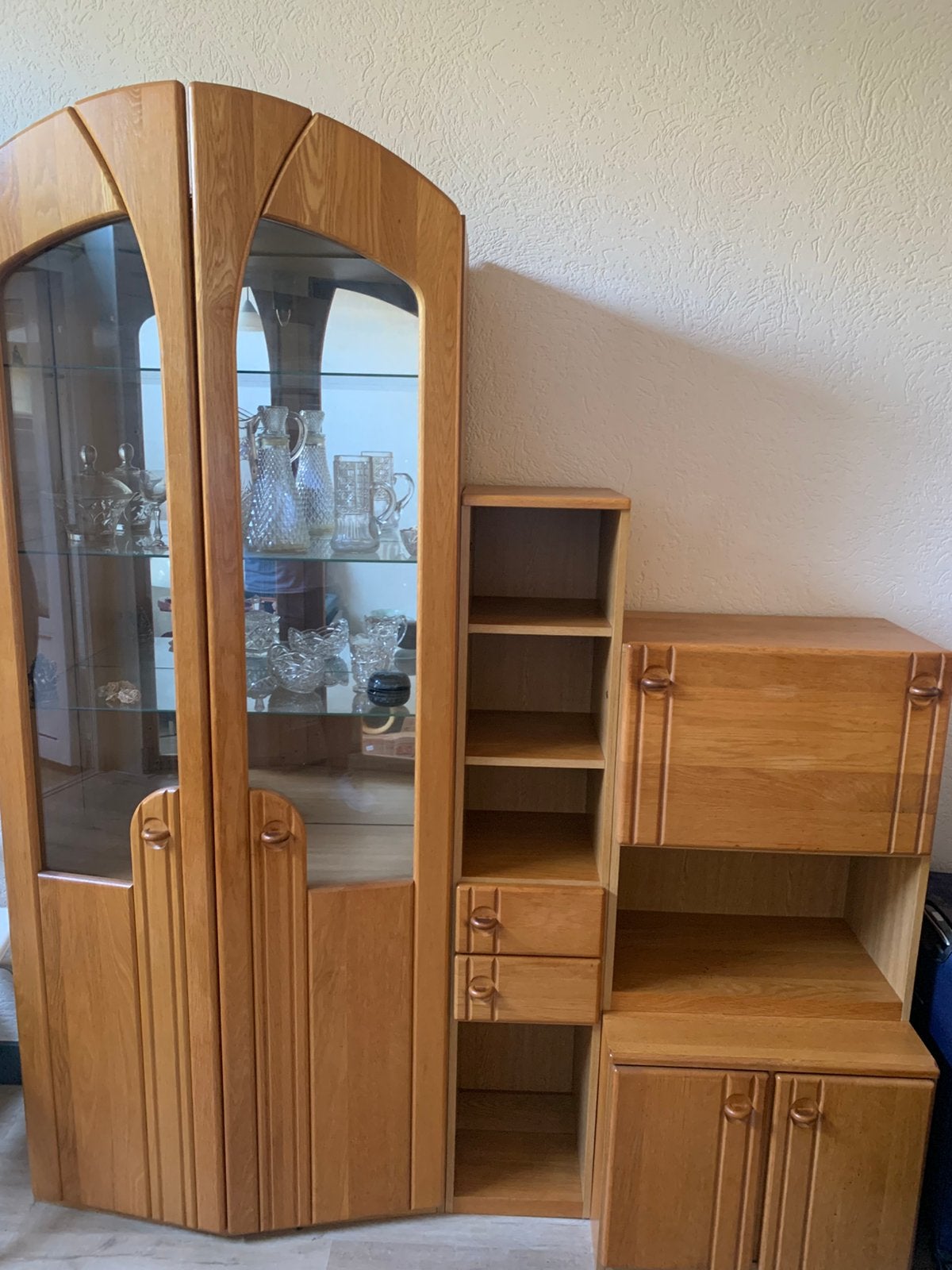 Mooie houten vitrinekast verschilende hoogtes klep en deuren, Huis en Inrichting, Ophalen, 150 tot 200 cm, Eikenhout, Zo goed als nieuw