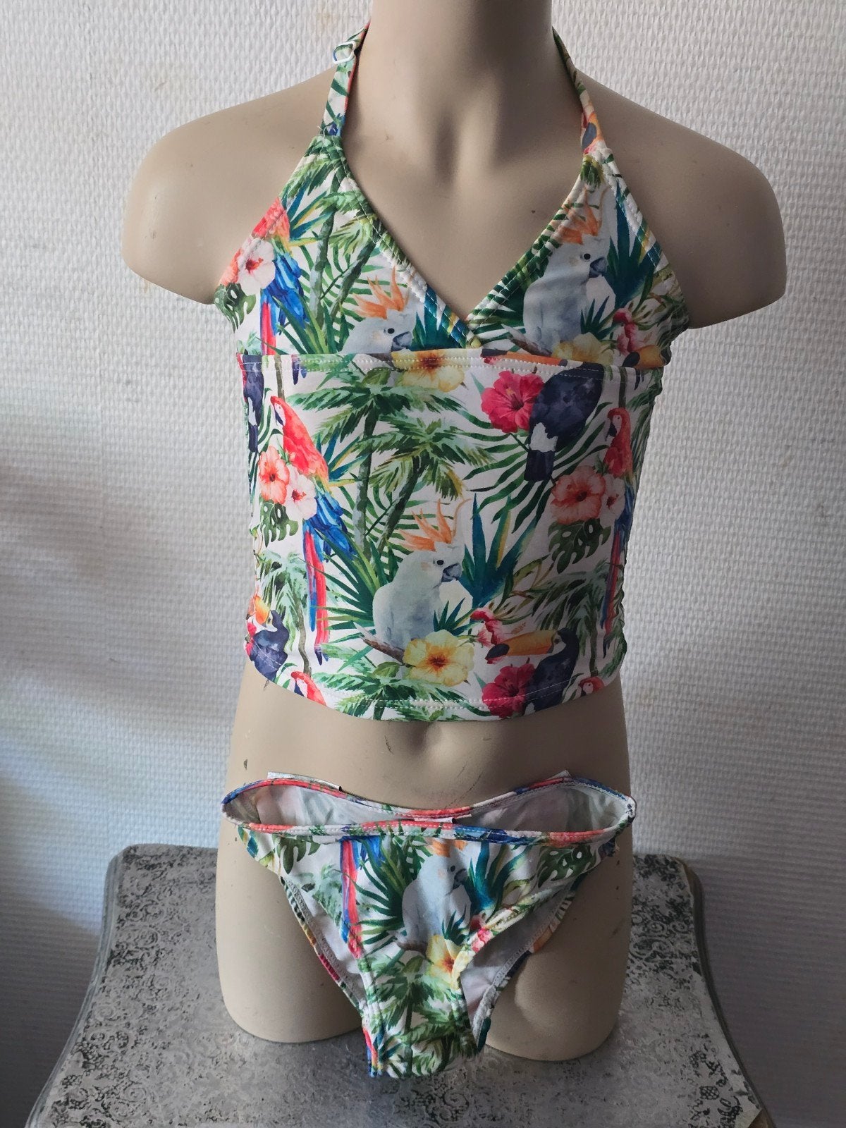 Meisjes Tropische Bikini met Papegaaienprint maat 104, Kinderen en Baby's, Kinderkleding | Maat 104, Gebruikt, Meisje, Sport- of Zwemkleding