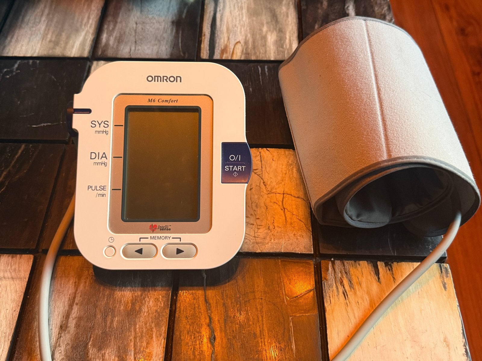 Omron M6 Comfort Bloeddrukmeter - Nauwkeurige Metingen, Ophalen, Zo goed als nieuw, Overige typen