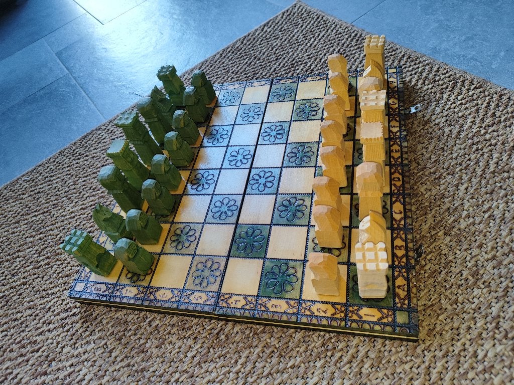 Handgesneden houten schaakspel uit Polen (jaren '90), Hobby en Vrije tijd, Gezelschapsspellen | Bordspellen, Een of twee spelers