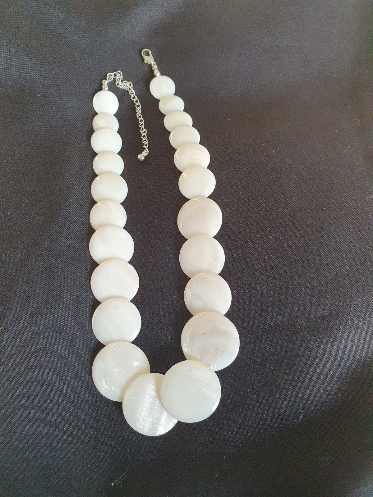 Witte parelmoer ketting - Elegante Statement Ketting, Verstelbaar, Wit, Nieuw, Ophalen of Verzenden
