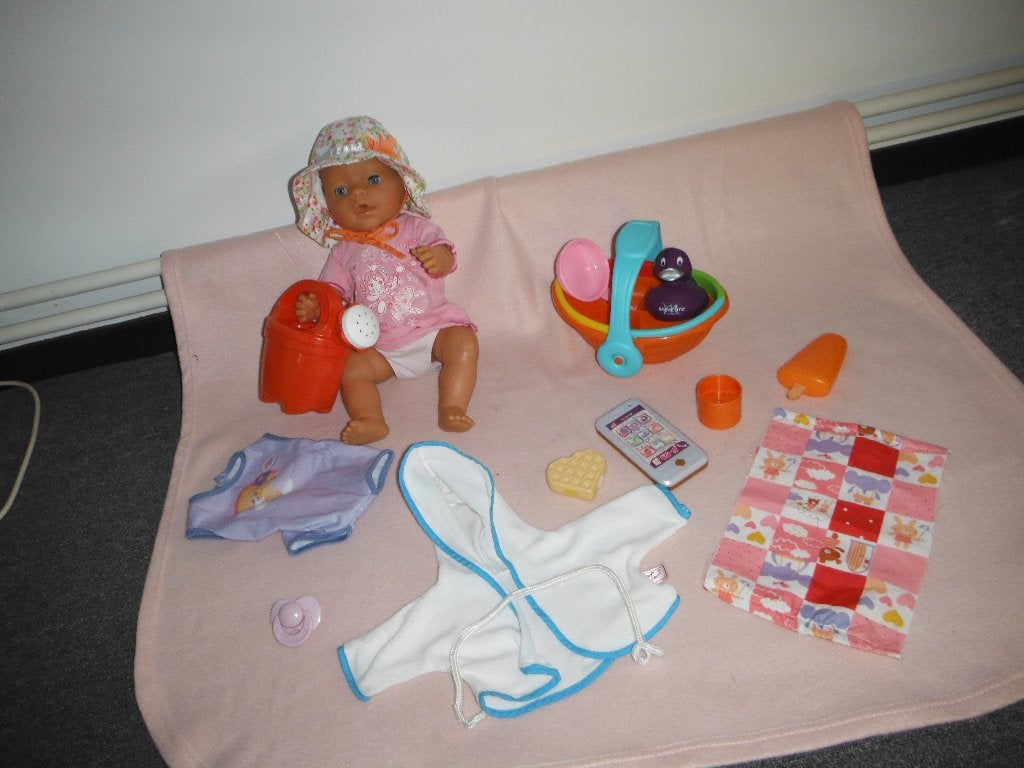 baby born met acc, Kinderen en Baby's, Speelgoed | Poppen, Ophalen of Verzenden, Zo goed als nieuw, Babypop