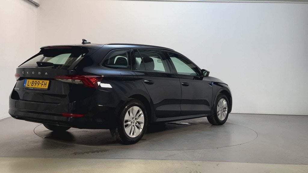 Skoda Octavia Combi 1.0 TSI Business Edition Navigatie Parke, Auto's, Skoda, Stof, Gebruikt, Met garantie (alle), Zwart